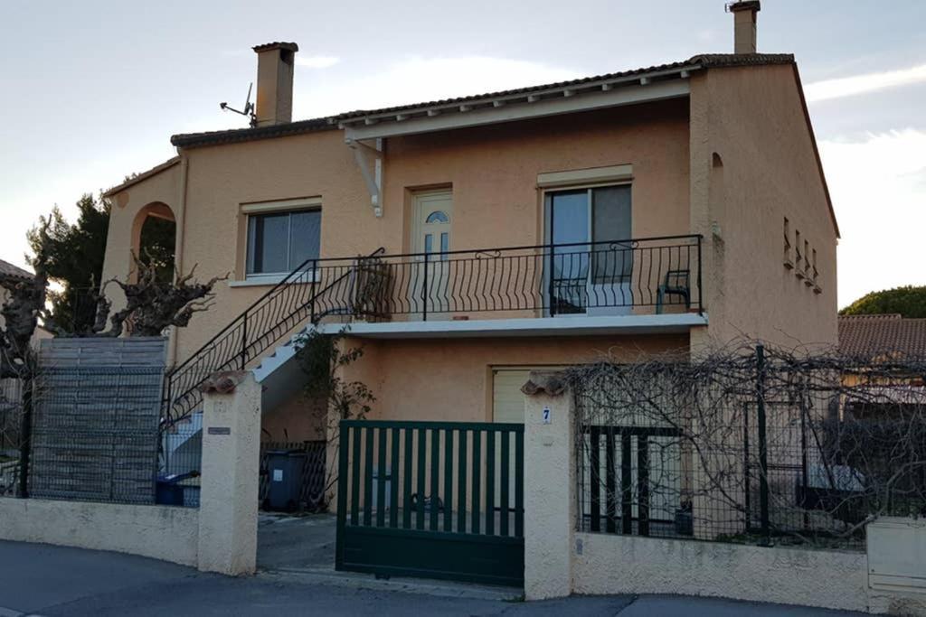 Un Charmant Logement Apartment Aigues-Mortes Bagian luar foto